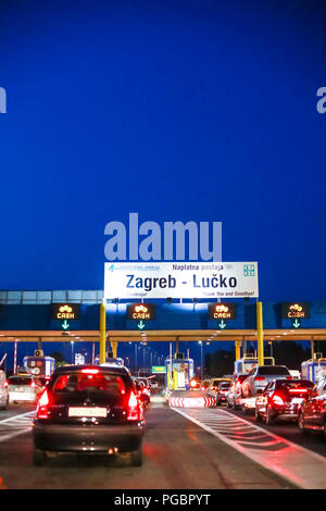 Zagreb, Kroatien - August 1th, 2018: Autos warten in der gelegen auf der Autobahn Mautstelle Lucko bei Sonnenuntergang in Zagreb, Kroatien. Stockfoto