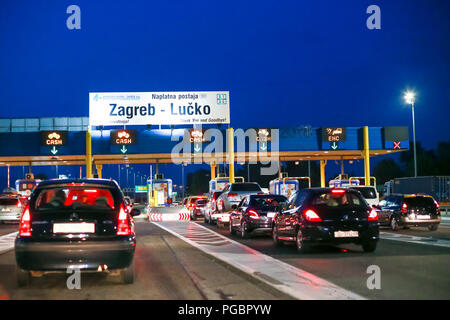 Zagreb, Kroatien - August 1th, 2018: Autos warten in der gelegen auf der Autobahn Mautstelle Lucko bei Sonnenuntergang in Zagreb, Kroatien. Stockfoto