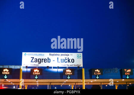 Zagreb, Kroatien - August 1th, 2018: Zeichen - Zagreb Lucko auf der Autobahn Mautstelle Lucko bei Sonnenuntergang in Zagreb, Kroatien. Stockfoto