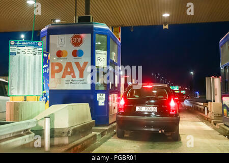 Zagreb, Kroatien - August 1th, 2018: Autos warten in der gelegen auf der Autobahn Mautstelle Lucko bei Sonnenuntergang in Zagreb, Kroatien. Stockfoto