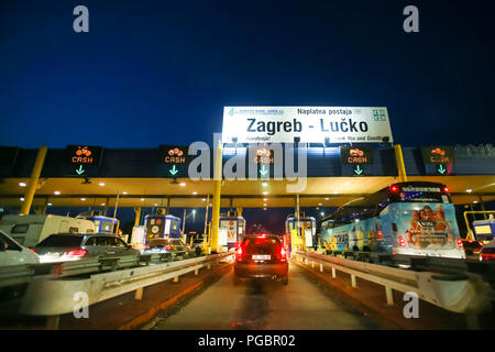 Zagreb, Kroatien - August 1th, 2018: Autos warten in der gelegen auf der Autobahn Mautstelle Lucko bei Sonnenuntergang in Zagreb, Kroatien. Stockfoto