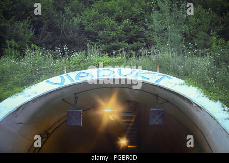 Ravna Gora, Kroatien - August 1th, 2018: Zeichen der Viadukt Bauunternehmen auf dem Tunnel auf der Autobahn von Rijeka nach Zagreb. Stockfoto