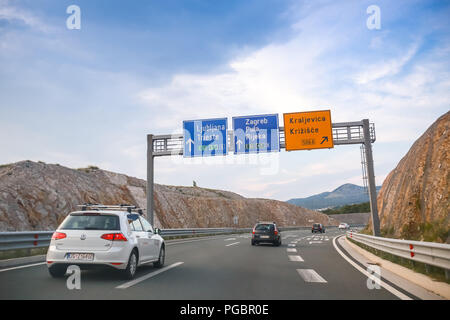 Rijeka, Kroatien - August 1th, 2018: der Verkehr auf der Autobahn von Rijeka, Pula Hotel Blumenaufträge bei Rijeka, Kroatien. Stockfoto