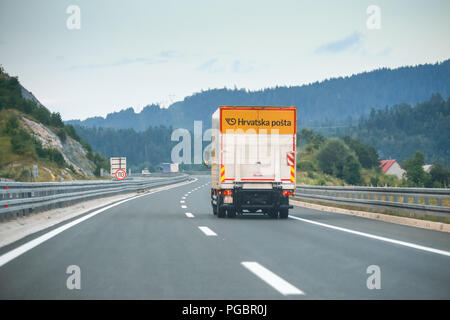 Delnice, Kroatien - August 1th, 2018: die Kroatische Post LKW auf der Autobahn von Rijeka nach Zagreb fahren. Stockfoto