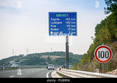 Rijeka, Kroatien - August 1th, 2018: der Verkehr auf der Autobahn von Rijeka, Pula Hotel Blumenaufträge bei Zeichen der wichtigsten Städte Abstand und Geschwindigkeit li Stockfoto