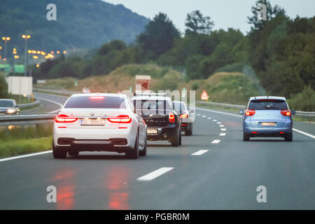 Bosiljevo, Kroatien - August 1th, 2018: Ansicht der Rückseite des Autos auf der Autobahn von Rijeka nach Zagreb fahren. Stockfoto