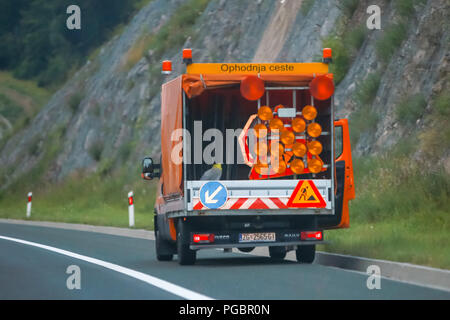 Ravna Gora, Kroatien - August 1th, 2018: Ansicht der Rückseite Straße patrol Lkw fahren auf der Stop-Zeile auf der Autobahn von Rijeka nach Zagreb. Stockfoto