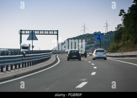 Rijeka, Kroatien - August 1th, 2018: der Verkehr auf der Autobahn von Rijeka, Pula Hotel Blumenaufträge bei Zeichen der wichtigsten Städte Abstand in Rijeka, C Stockfoto