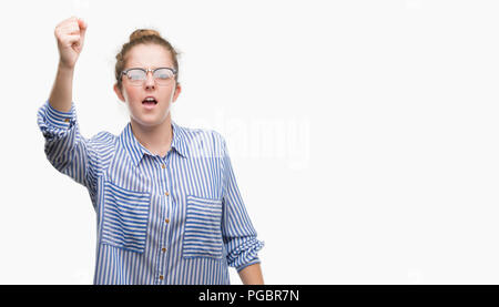 Blonde junge geschäftsfrau verärgert und wütend die Faust frustriert und wütend, während Schreien vor Wut. Wut und aggressives Konzept. Stockfoto