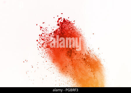 Zusammenfassung von farbigen Pulver Explosion auf weißem Hintergrund. Orange Pulver, blindlings zu isolieren. Bunte Wolke. Farbige Staub e Stockfoto