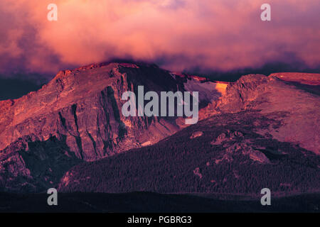 Wolke bedeckte Gipfel der Rocky Mountains bei Sonnenaufgang, Colorado, USA Stockfoto