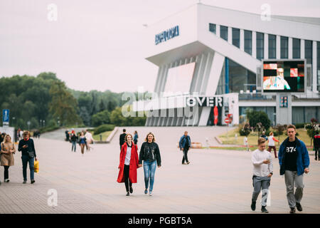 Minsk, Weißrussland - Juni 28, 2017: Die Menschen gehen auf die Straße, in der Nähe von Minsk Sports Palace im Sommer Tag. Stockfoto