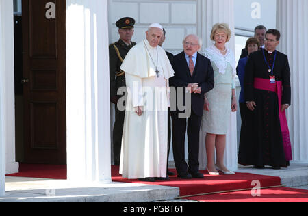 Papst Franziskus kommt für ein Treffen mit dem irischen Präsidenten Michael D Higgins und Frau Sabina, an Aras eine Uachtarain in Phoenix Park, Dublin, als Teil seines Besuchs in Irland. Stockfoto