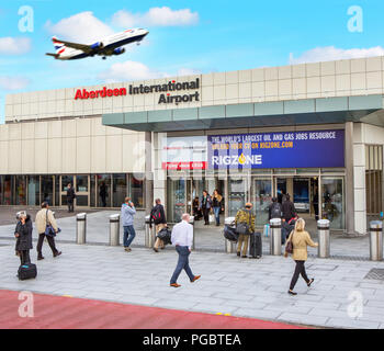 Die außerhalb des Terminalgebäudes am Flughafen Aberdeen, Schottland, Großbritannien Stockfoto