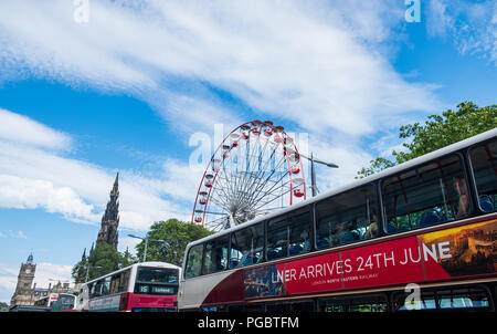 Edinburgh, Großbritannien - 27 Juli 2018: Edinburgh cityscap mit Bussen Reiten entlang der Princes Street an einem schönen Sommernachmittag Stockfoto