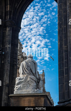 Edinburgh, Großbritannien - 27 Juli, 2018: Blick auf die Skyline und fliegende Möwe durch Scott Monument, zu Thema Sir Walter Scott auf Fürsten Stockfoto