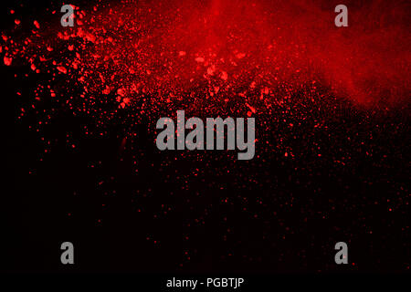 Zusammenfassung der rote Pulver Explosion auf schwarzen Hintergrund. Rote Pulver, blindlings zu isolieren. Farbige cloud. Farbige Staub explodieren. Farbe Holi. Stockfoto