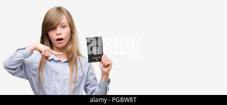 Junge blonde toddler Holding italienischer Pass sehr glücklich zeigte mit Hand und Finger Stockfoto