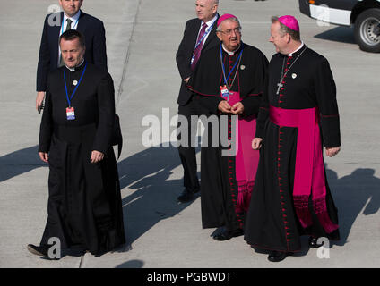 Erzbischof Eamon Martin (rechts) und der Erzbischof von Dublin Diarmuid Martin von Dublin Flughafen vor der Ankunft von Papst Franziskus an der Dublin International Airport, der zu Beginn seines Besuchs in Irland. Bild Datum: Samstag, August 25, 2018. Siehe PA Geschichte irischen Papst. Photo Credit: Brian Gesetzlosen/PA-Kabel Stockfoto