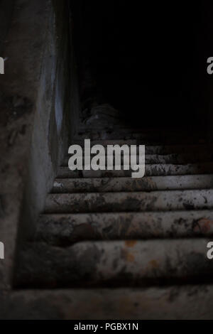 Treppe in den dunklen Keller Stockfoto