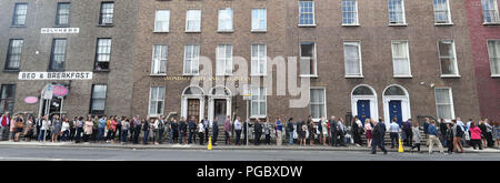 Menschen Queuing auf Gardiner Street, Dublin, warten die päpstliche Messe in St Mary's Pro-Cathedral in Dublin zu besuchen. Stockfoto