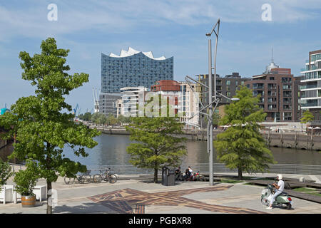 Elbphilharmonie mit Dalmannkai und Marco Polo Terrassen, HafenCity (Hafen City), Hamburg, Deutschland Stockfoto