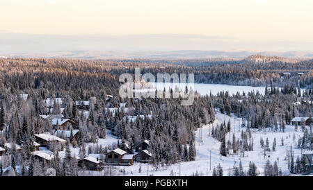Kleine Lappland Dorf, schöne Winter Blick in Finnland, Ruka Stockfoto