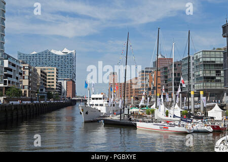 Elbphilharmonie mit Kaiserkai und Sandtorkai HafenCity (Hafen City), Hamburg, Deutschland Stockfoto