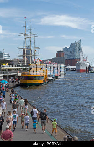 Elbphilharmonie und St. Pauli Landungsbrücken (Stegen), Hamburg, Deutschland Stockfoto