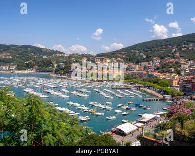 Ospedaletti, Ligurien, Italien - 18 AUGUST, 2018: Blick über die Bucht von beliebten Reiseziel von Lerici am Mittelmeer, Italien. Anstrengenden Sommertag. Auf der Suche nach San Terenzo Dorf. Stockfoto