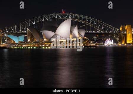 Sydney Harbour Bridge und das Opernhaus bei Nacht Stockfoto