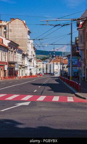 CLUJ-NAPOCA, Rumänien - 29. JULI 2018: leere Straße Szene von Cluj-Napoca in sonnigen Tag Stockfoto