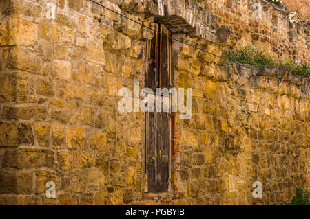 Mit geschlossenen Fensterläden aus Holz auf der mittelalterlichen Stadtmauer Fenster Stockfoto