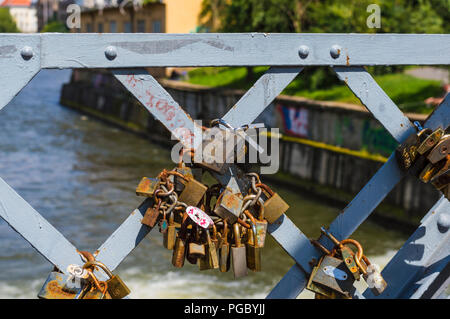 CLUJ-NAPOCA, Rumänien - 29. JULI 2018: alte Liebe Vorhängeschlösser auf Elizabeta Brücke Geländer auf Somes Fluss in Cluj, Siebenbürgen Stockfoto