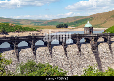 Craig Goch Staumauer/Stausee im Elan-Vally, dam Bögen und Mauern, die normalerweise Wasser trocken sind. Stockfoto