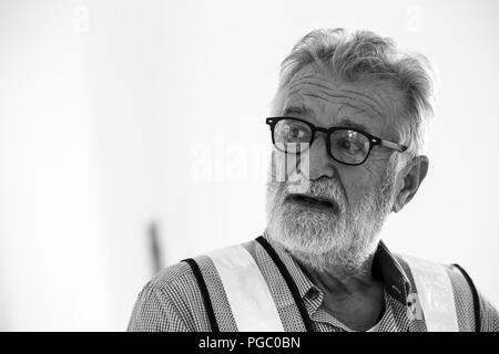 Portrait candid Senior kaukasischen Ingenieur Arbeiter Mann auf professionelle Pflicht, Kunst Ton Stockfoto