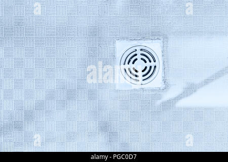 Badezimmer Abwasserkanal Ablassloch Gasgeruch auf dem Boden Stockfoto