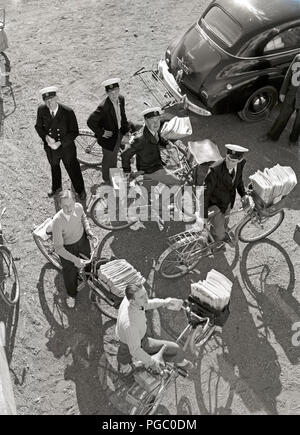 1950er Jahre Postboten. Die Post ist vor der Auslieferung und dem Postboten sitzen auf ihre Lieferung Fahrräder mit den Buchstaben und Zeitschriften im Rack vor. Schweden 1951 Foto Kristoffersson AO 9-7 Stockfoto