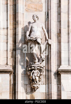 Statue auf der Wand der Mailänder Dom Stockfoto