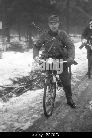 Winter Krieg Finnland 1939. Eine finnische Soldaten Transport von Nachrichten auf seinem Fahrrad in der Nähe der Front an der Mannerheim. Fotograf Kristoffersson ist ein Krieg Fotograf während der ersten Monate des militärischen Konflikts zwischen der Sowjetunion und Finnland. Bild einen Monat nach dem Ausbruch. Dezember 1939 Finnland. Foto Kristoffersson 94-4 Stockfoto