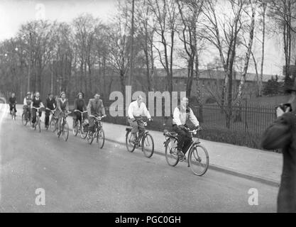 1940 Radfahrer. Menschen auf Fahrrädern in Stockholm sind Teilnehmer eines lokale Vereinigungen bei der Nutzung des Fahrrads im Alltag zu encrease. 7. Mai 1940. Foto Kristoffersson 120-10 Stockfoto