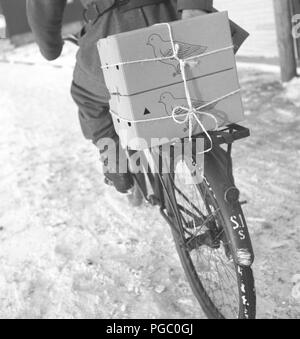 Der zweite Weltkrieg Der Einsatz von Brieftauben in der schwedischen Armee. Die Tauben werden in Pappkartons auf einem Fahrradständer transportiert. Schweden dezember 1940. Foto Kristoffersson 184-2 Stockfoto