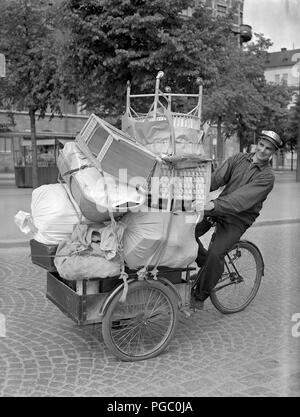1940 s Transport. Ein junger Mann arbeitet als Fahrrad messanger und Transportieren von Gütern in die Stadt Stockholm mit seinem Transport fahrrad. Juni 1940. Foto Kristoffersson 146-7 Stockfoto