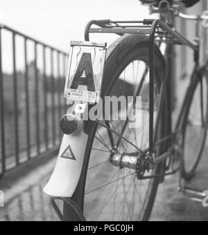 1940er Fahrrad. In schweden wurden bei Fahrrädern Zulassungszeichen mit dem Namen und der Zulassungsnummer des Eigentümers verwendet, um darauf hinzuweisen, dass der Eigentümer seine Fahrradsteuer entrichtet hat. Schweden 1942 Photo Kristoffersson A51-3 Stockfoto