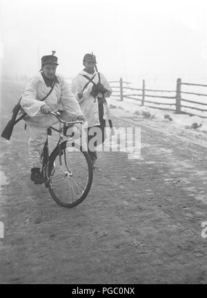 Winter Krieg Finnland 1939. Eine finnische Soldaten Transport von Nachrichten auf seinem Fahrrad in der Nähe der Front an der Mannerheim. Fotograf Kristoffersson ist ein Krieg Fotograf während der ersten Monate des militärischen Konflikts zwischen der Sowjetunion und Finnland. Bild einen Monat nach dem Ausbruch. Dezember 1939 Finnland. Foto Kristoffersson 94-3 Stockfoto