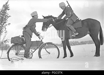 1940 Soldat. Ein Kurier auf seinem Fahrrad und eine Reitschule Kurier tauschen eine Nachricht. Die schwedische Armee während des Zweiten Weltkriegs mobilisiert Foto Kristoffersson 211-5 Stockfoto
