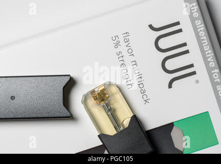 Box holding JUUL Nikotin Dispenser und Hülsen Stockfoto