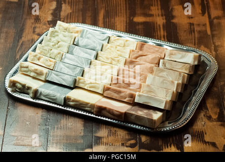 Organische handgemachte Seife auf Metall Fach eine Menge Scheiben Stockfoto