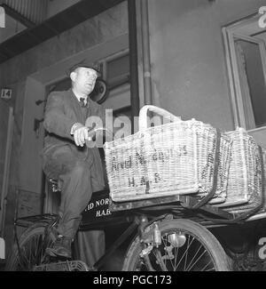 1940 s Transport. Ein älterer Mann als Delivery Man mit Lebensmitteln auf seinem Fahrrad zu den Klienten von der Firma Arvid Nordquist, der geliefert werden soll. Schweden 1940. Foto Kristoffersson A125-1 Stockfoto