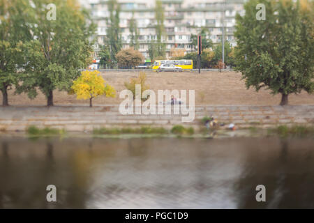 Am Abend auf dem Kanal. Weich und unscharf Stadtbild. Natürliche optische Tilt Shift Foto. Stockfoto